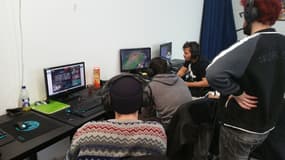 Les élèves de l'eSport Academy en plein cours sur TeamSpeak avec leur coach