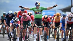 David Gaudu (à gauche) sautant Wout van Aert (à droite) sur la ligne lors de la 3e étape du Dauphiné Libéré 2022. 