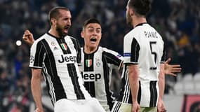 Paulo Dybala, Giorgio Chiellini et Miralem Pjanic ont donné la leçon au Barça en quarts aller de Ligue des champions (3-0).