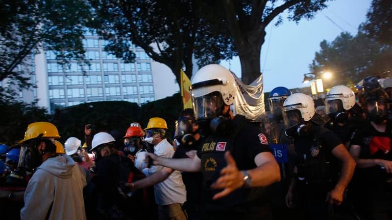 Des milliers de personnes sont à nouveau descendues dans les rues d'Istanbul dans la nuit de samedi à dimanche, érigeant des barricades de fortune et allumant des feux après l'intervention des forces anti-émeutes dans le parc de Gezi (photo), épicentre de