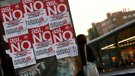 Affiches appelant à la grève collées sur un arrêt de bus à Madrid. La grève générale décrétée par les syndicats espagnols pour protester contre la baisse des dépenses publiques était largement suivie dans les transports en commun madrilènes mercredi matin