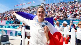 Elodie Clouvel célèbre sa médaille d'argent au pentathlon moderne aux JO de Paris, le 11 août 2024