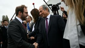 Le ministre de l’Economie Antoine Armand et le président du conseil d'administration de Sanofi Frédéric Oudéa, lors de la visite du ministre sur le site de production du Doliprane, à Lisieux, le 14 octobre 2024