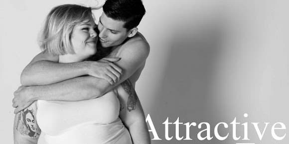 La blogueuse américaine reprend les pauses et le style des affiches publicitaires d'"Abercrombie and Fitch". La blogueuse américaine reprend les pauses et le style des affiches publicitaires d'"Abercrombie and Fitch".