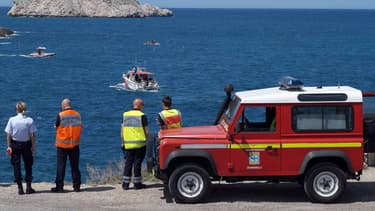 Des pompiers observent des bateaux de recherche dans les calanques marseillaises (Mai 2015)