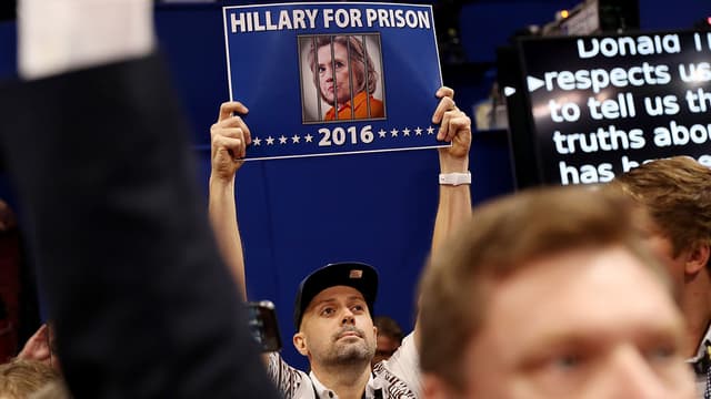 Les slogans anti Hillary Clinton s'affichent partout à la convention républicaine.