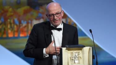 Jacques Audiard reçoit la Palme d'Or pour Dheepan en mai 2015 à Cannes.