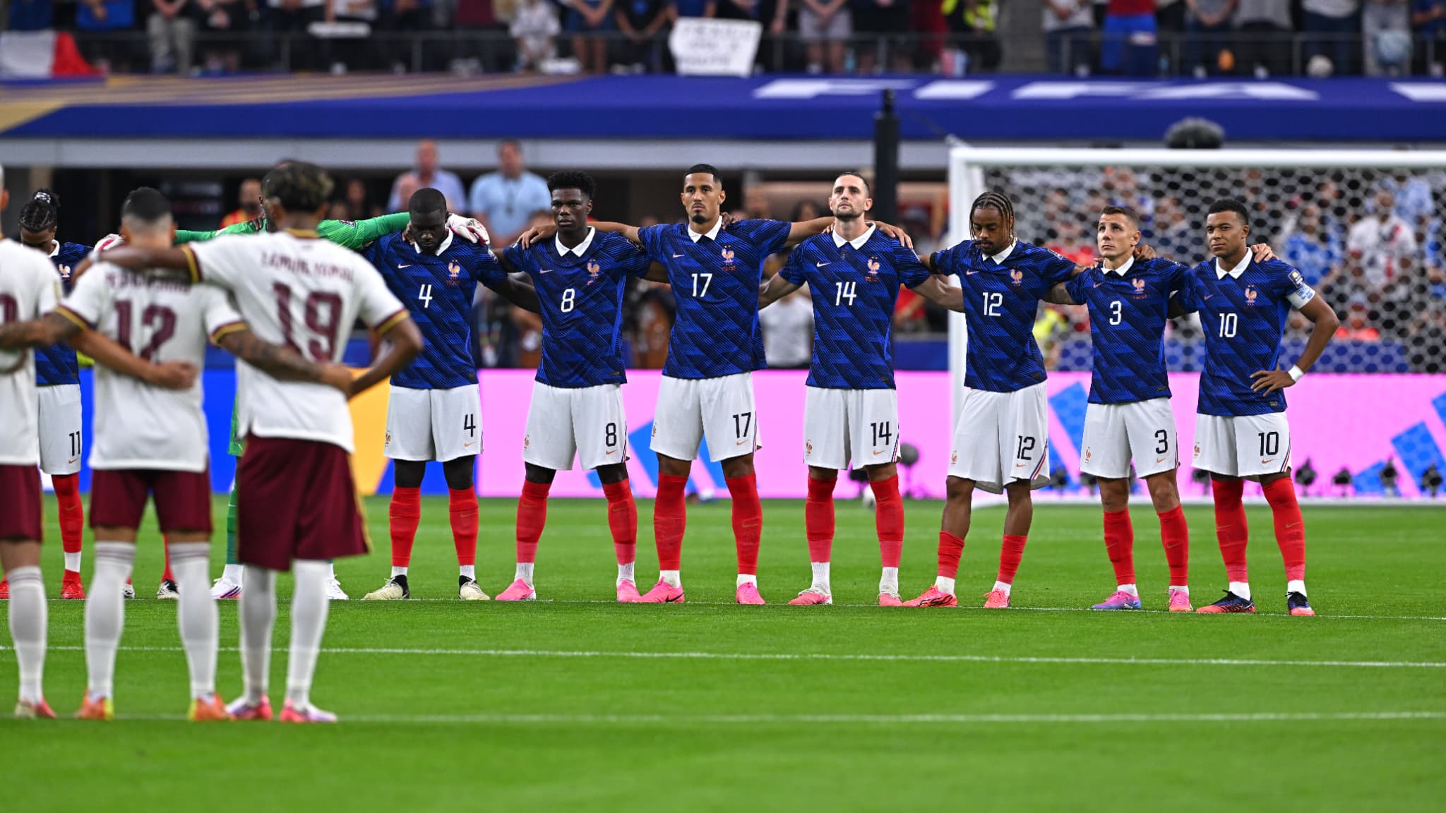 France-Espagne: les images de la minute de silence poignante pour les victimes de l'attentat de Nice