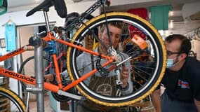 Dans un atelier de réparation de vélo à Lille, le 14 septembre 2020