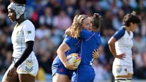 Marie Morland et Agathe Gerin célèbrent un des essais de l'équipe de France de rugby face au Brésil à la Coupe du monde, 31 août 2025