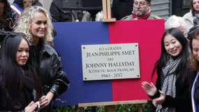 La famille du chanteur était rassemblée dans le 9e arrondissement pour l'inauguration de la plaque en hommage à Johnny Hallyday.