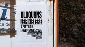 Une affiche faisant la promotion du mouvement "Bloquons tout" le 10 septembre 2025 à Douarnenez (Finistère).
