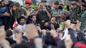 Hassan al Roweny, officier supérieur de l'armée égyptienne, assure aux manifestants réunis place Tahrir, au Caire, que tout ce qu'ils souhaitent va "se réaliser".
