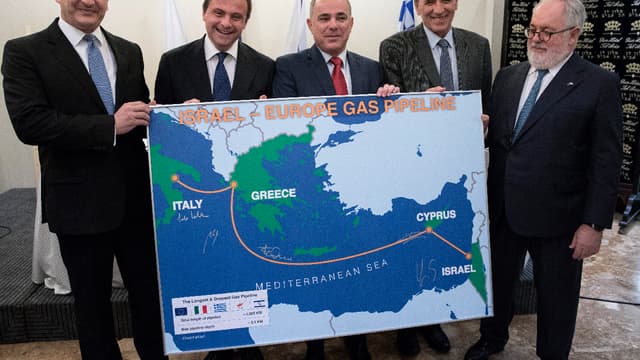 Les représentants de Chypre, de la Grèce, d'Israël, de l'Italie et de l'Union européenne lors de la signature du protocole d'accord.