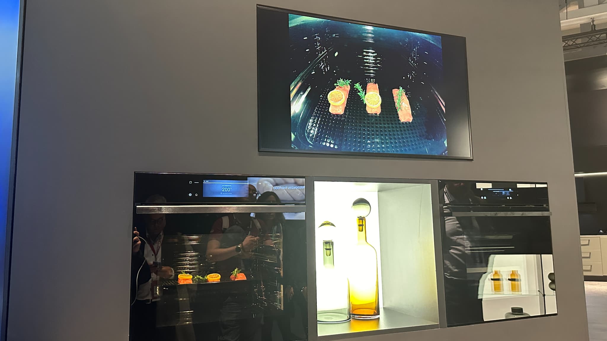 Le four Haier ID Series permet de suivre la cuisson d'un plat depuis son smartphone ou sa tablette Le four Haier ID Series permet de suivre la cuisson d'un plat depuis son smartphone ou sa tablette