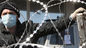 Un manifestant pro-russe surveille les barricades érigées devant le bâtiment de l'administration locale, à Donetsk, dans l'Est de l'Ukraine, le 8 avril.