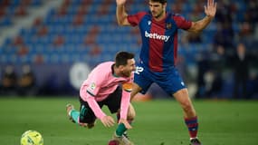 Lionel Messi au duel avec Gonzalo Melero, le 11 mai 2021