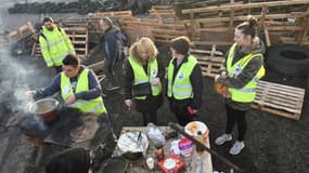 Des gilets jaunes à un dépôt pétrolier du Mans, le 10 décembre 2018.