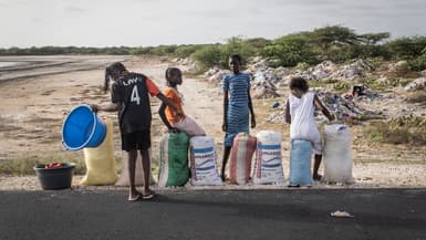 Des jeunes filles vendent des sacs de sel sur le bord de la route à la périphérie de Saint-Louis, le 9 août 2021.