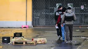 Des membres de la police scientifique sur les lieux d'une attaque au couteau, le 23 février 2025 à Mulhouse, dans le Haut-Rhin