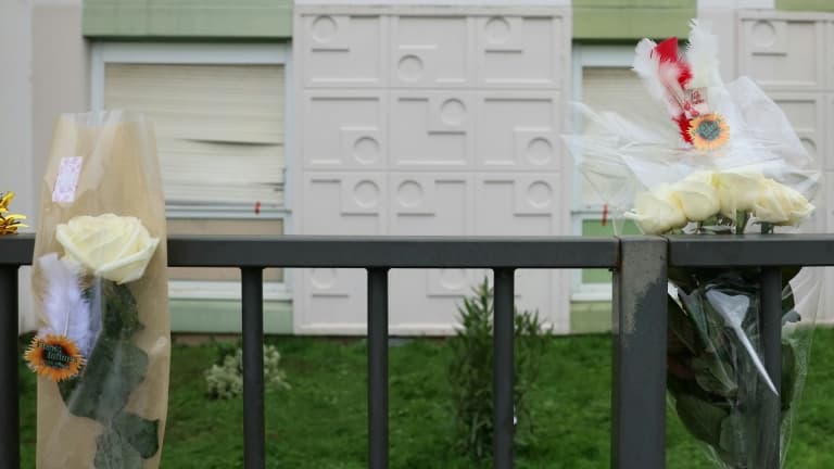 Des fleurs déposées devant l'immeuble où les corps d'une femme et de ses quatre enfants ont été retrouvés, le 26 décembre 2023 à Meaux, en Seine-et-Marne