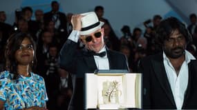 Le réalisateur Jacques Audiard entouré de ses deux acteurs vedettes pose avec la Palme d'or pour son film Dheepan.