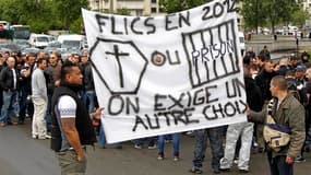 Plusieurs centaines de policiers se sont rassemblés en fin de matinée pour manifester Porte Maillot, à Paris, où ils ont bloqué la circulation. Ils manifestent pour exprimer leur soutien à leur collègue mis en examen fin avril pour homicide volontaire et