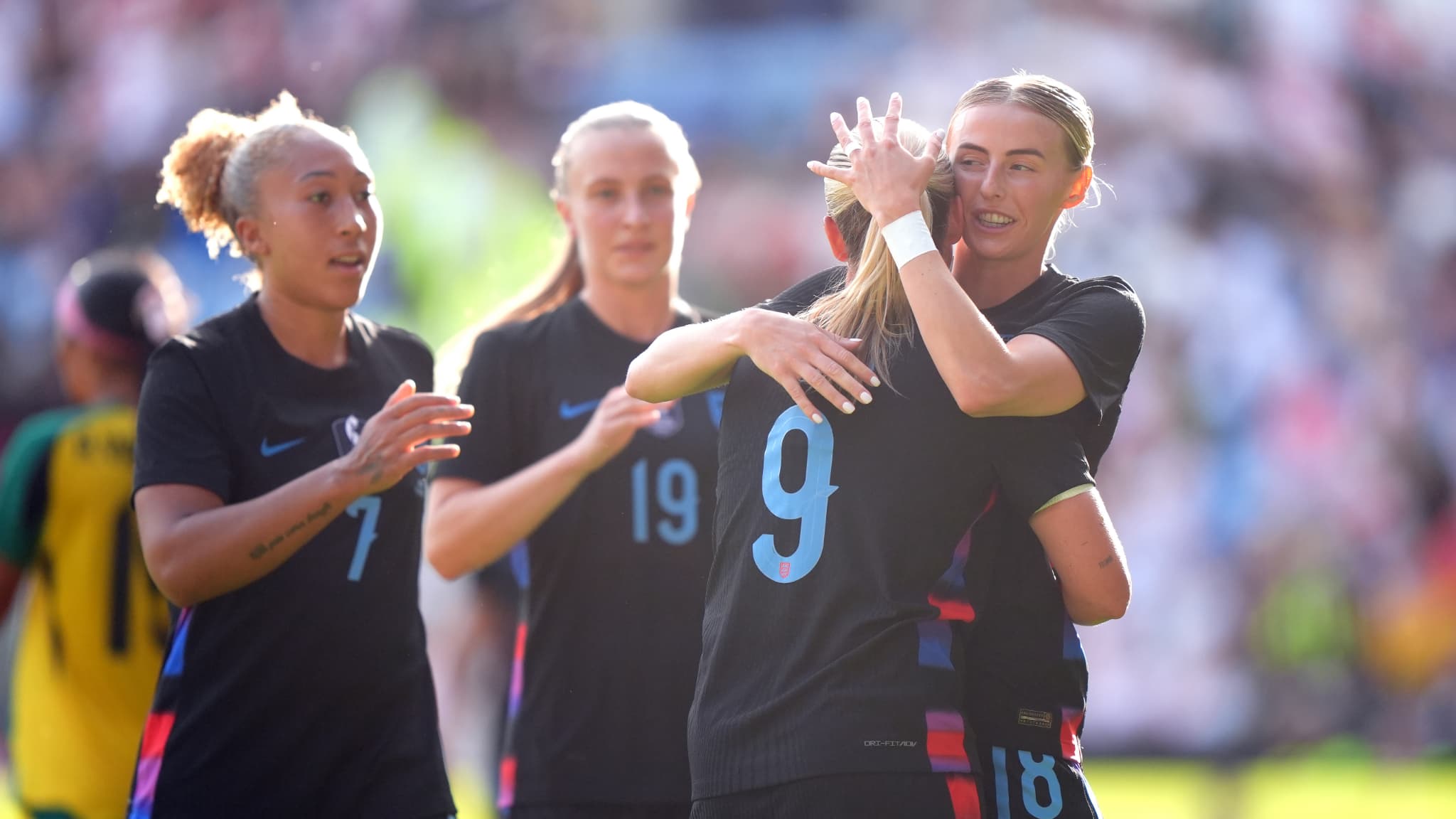 Chloe Kelly et Beth Mead lors d'un match de l'Angleterre.