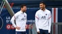 La star argentine Lionel Messi et son compatriote Leandro Paredes, lors d'un entraînement du PSG le 19 août 2021 au Camp des Loges à Saint-Germain-en-Laye