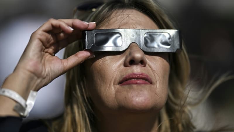Éclipse solaire du 12 août: lunettes spéciales, verres de soudeur... Ce qu'on peut utiliser (ou surtout pas) pour la regarder