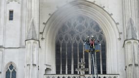 Des pompiers tentent d'éteindre l'incendie de la cathédrale Saint-Pierre-et-Saint-Paul à Nantes le 18 juillet 2020