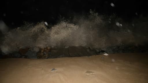 Des vagues déferlent sur la côte à l'approche de la tempête tropicale Pabuk, le 3 janvier 2019, dans la province thaïlandaise de Narathiwat