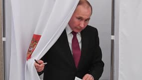 Vladimir Poutine vote à Moscou, le 18 mars 2018. 