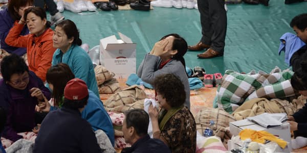 Réunies dans un gymnase, sur l'île de Jindo, des familles de victimes du naufrage laissent éclater leur désespoir, le 18 avril. Réunies dans un gymnase, sur l'île de Jindo, des familles de victimes du naufrage laissent éclater leur désespoir, le 18 avril.