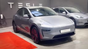 La face avant de ce nouveau Tesla Model Y est largement modifiée avec ce long bandeau lumineux.
