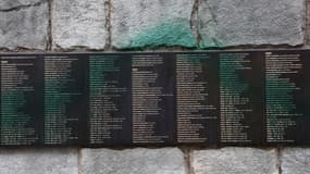 Une photo montre de la peinture verte jetée sur le « Mur des Justes » au Mémorial de la Shoah à Paris le 31 mai 2025.