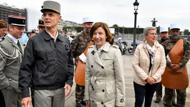 La ministre des Armées Florence Parly (au centre) lors de la répétition du défilée du 14 juillet à Paris.