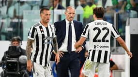 L'entraîneur de la Juventus Turin Massimiliano Allegri donne des instructions à l'attaquant Federico Chiesa lors de la rencontre de Serie A entre la Juventus et Emboli à l'Allianz Stadium de Turin (Italie) le 28 aôut 2021. 