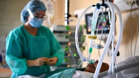Une infirmière s'occupe d'un patient atteint du coronavirus dans l'unité de soins intensifs du Centre hospitalier de l'Europe, le 4 novembre 2020 à Port-Marly, près de Paris