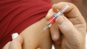 Un homme se fait vacciner contre la grippe, le 6 octobre 2017 à Ajaccio (photo d'illustration)