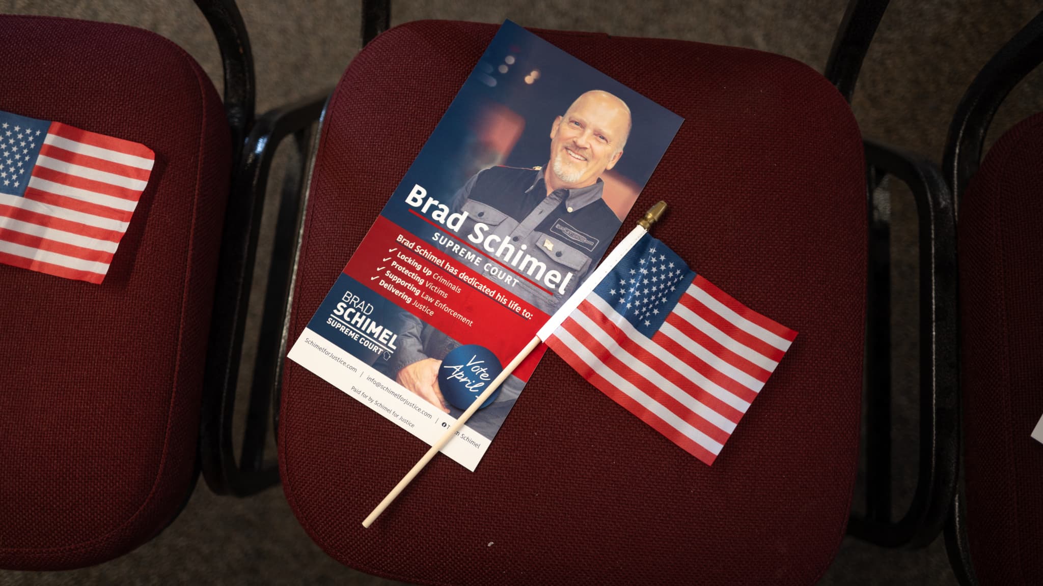 Le matériel de campagne de Brad Schimel, candidat à la Cour suprême du Wisconsin, sur une chaise au siège du Parti républicain du comté de Marathon, le 31 mars 2025 à Kronenwetter, dans le Wisconsin.