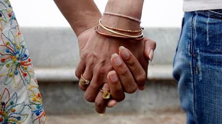 Le Conseil constitutionnel a refusé mercredi de reconnaître le droit aux couples de même sexe de partager l'autorité parentale, renvoyant aux législateurs le délicat problème de l'adoption homosexuelle. /Photo d'archives/REUTERS/Jayanta Shaw