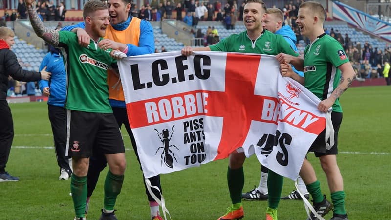 Les joueurs de Lincoln City fêtent la qualification