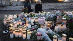 Une veillée improvisée près de l'école Campus Risbergska à Orebro, en Suède, le 6 février 2025.