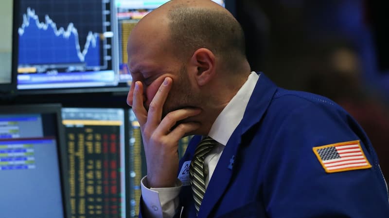 Wall Street poursuit l'année sur une tendance franchement négative et suscite des inquiétudes, alors que l'économie américaine donne pourtant des signes de solidité.