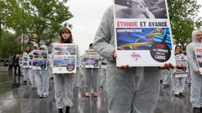 Des militants protestent contre l'expérimentation animale dans la recherche scientifique, le 26 avril 2014.