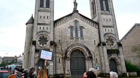 Des manifestants devant une église de Verdun où se tient une messe en hommage à Pétain, le 15 novembre 2025