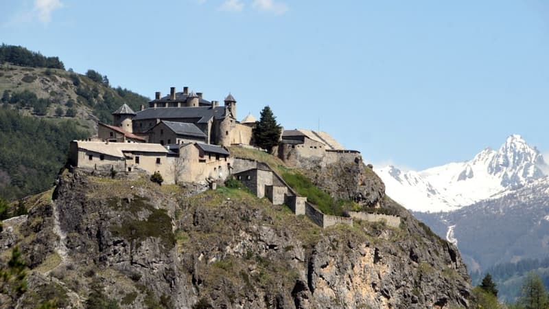 Le fort Queyras surplombe la commune de Château-Ville-Vieille