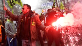 Plusieurs centaines de manifestants ont affiché leur soutien aux cheminots. 