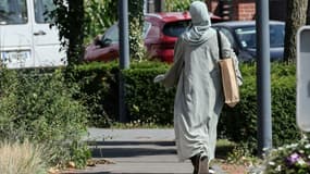 Une femme en abaya dans une rue de Lille, le 28 août 2023 dans le Nord (photo d'illustration)